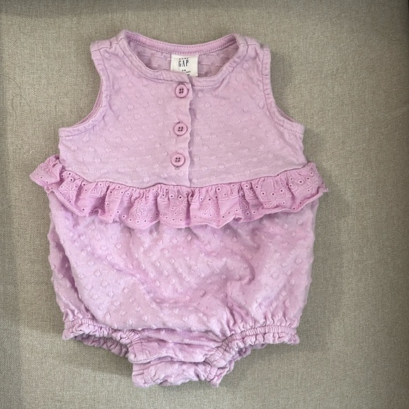 ‼️ SOLD ‼️ Baby Gap button up textured bubble romper with lace detail - Picture 1 of 2